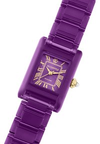 Reloj de acrílico púrpura con esfera cuadrada, números romanos en dorado y manecillas doradas. Presenta una corona clara y un diseño de pulsera brillante.