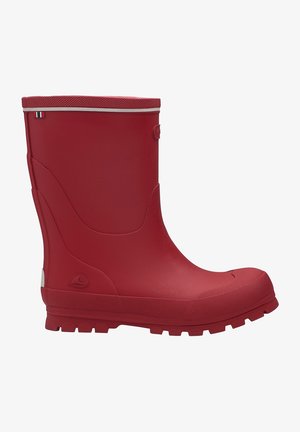 Bottes de pluie rouges en caoutchouc avec une texture lisse, un bout arrondi et une semelle crantée. Bande de accent près du bord supérieur et détail de logo sur le côté.