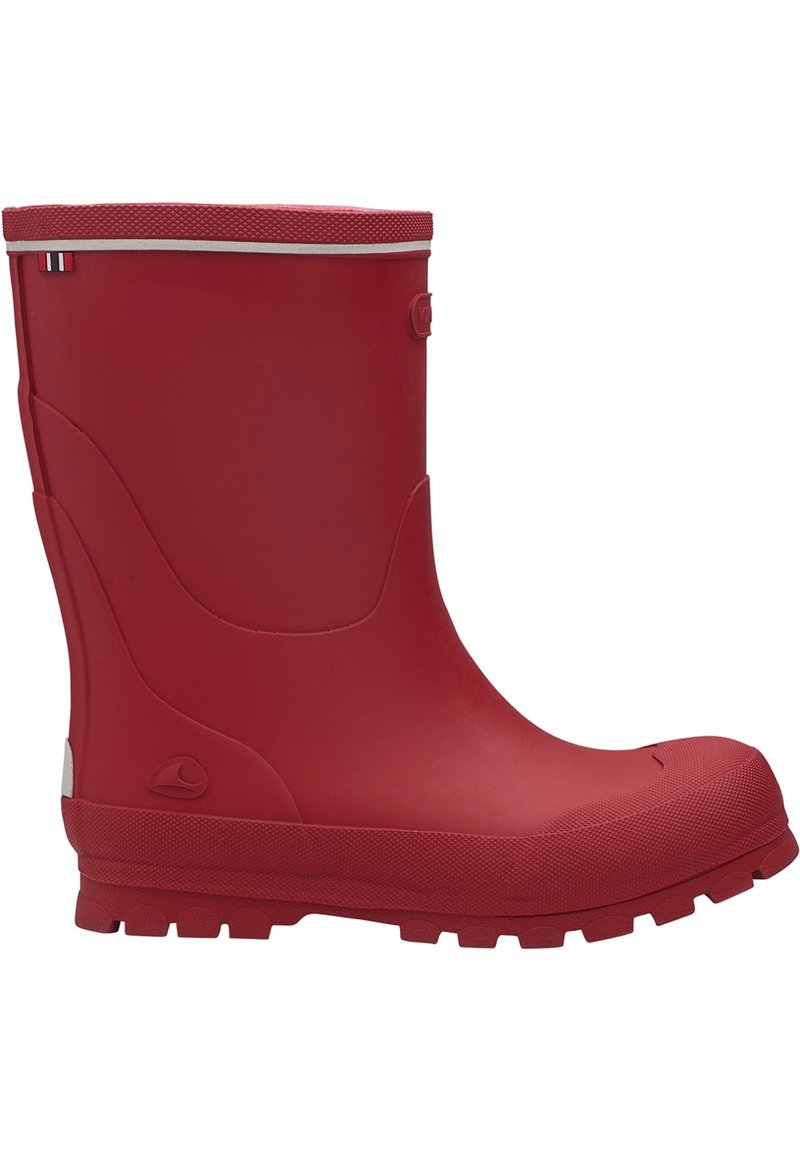 Bottes de pluie rouges en caoutchouc avec une texture lisse, un bout arrondi et une semelle crantée. Bande de accent près du bord supérieur et détail de logo sur le côté.