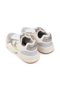 Zapatillas blancas y gris claro con tejido texturizado, detalles de cuero suave y un detalle reflectante en el talón. Presenta cordones y un logotipo en el lateral.