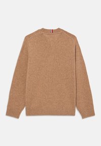 Καφέ πλεκτό πουλόβερ με μακριά μανίκια, ριμπ μανσέτες και στρίφωμα, που διαθέτει μια μικρή λεπτομέρεια με ρίγες σε κόκκινο, λευκό και μπλε χρώμα στον λαιμό πίσω.