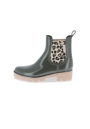 Bottine Chelsea imperméable verte avec une finition brillante, un panneau latéral élastique à motifs léopard et une semelle épaisse beige. Comprend une languette pour un enfilage facile.