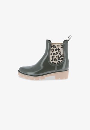 Bottine Chelsea imperméable verte avec une finition brillante, un panneau latéral élastique à motifs léopard et une semelle épaisse beige. Comprend une languette pour un enfilage facile.