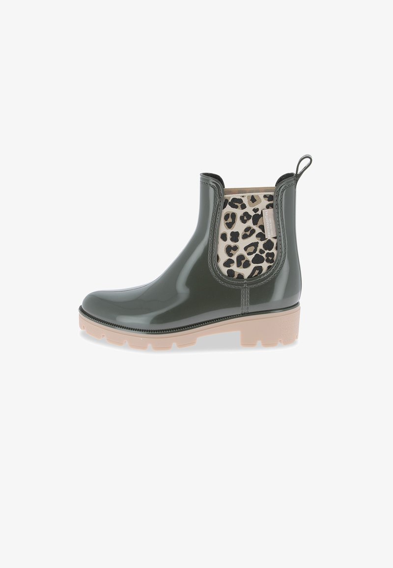 Botín Chelsea impermeable verde con acabado brillante, panel lateral elástico de estampado de leopardo y suela gruesa beige. Cuenta con una lengüeta para facilitar su colocación.