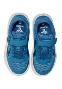 Zapatillas deportivas azules con parte superior de malla, correa de gancho y bucle, y diseño de cordones. Suela de goma blanca y detalles en negro en los laterales.