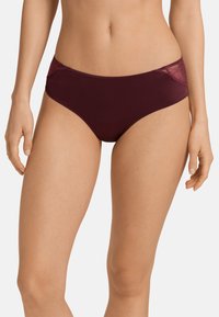 Mutande a vita alta bordeaux con dettagli in pizzo sui fianchi, caratterizzate da una texture liscia e una vita elastica per il massimo comfort.