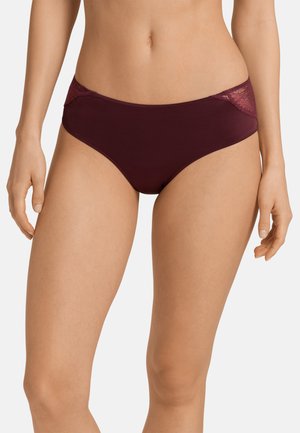 Mutande a vita alta bordeaux con dettagli in pizzo sui fianchi, caratterizzate da una texture liscia e una vita elastica per il massimo comfort.