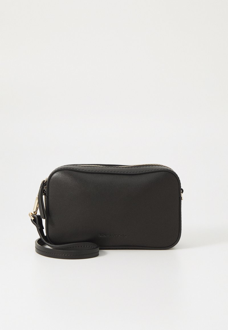 Svart läder crossbody-väska med dragkedjestängning, rundad rektangulär form, avtagbar rem och subtil varumärkesprägel på fronten.