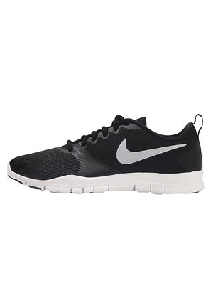 Czarno-biały but do biegania Nike z siateczkową cholewką, białym logo Swoosh, czarnymi sznurowadłami i białą elastyczną podeszwą.