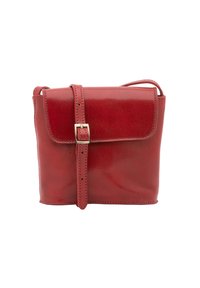 Borsa a tracolla rossa in pelle con texture liscia, chiusa da una fibbia dorata e caratterizzata da dettagli di cucitura. Forma quadrata compatta.