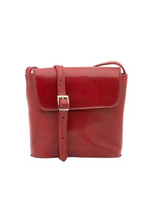 Borsa a tracolla rossa in pelle con texture liscia, chiusa da una fibbia dorata e caratterizzata da dettagli di cucitura. Forma quadrata compatta.