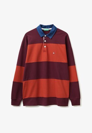 Maglietta da rugby a maniche lunghe con ampie righe orizzontali bordeaux e arancio ruggine, colletto blu, bottoni bianchi e piccolo logo ricamato sul petto.