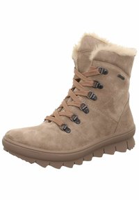 Botas de tobillo de ante marrón con forro de pelo sintético, cierre frontal con cordones, ojales metálicos y suela de goma texturizada con un patrón de relieve pronunciado.