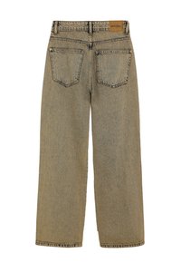 Jeans in denim beige con una vestibilità ampia, dotati di due tasche posteriori, etichetta patch sul retro e un design a gamba dritta con dettagli di cucitura visibili.