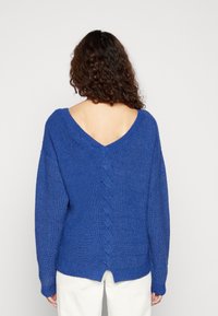 Cream Stickad tröja - blue