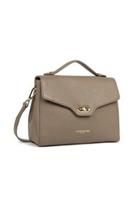 Borsa in pelle taupe con una forma strutturata, dettagli in metallo dorato e una maniglia superiore. Presenta una chiusura con flap magnetico e una tracolla.