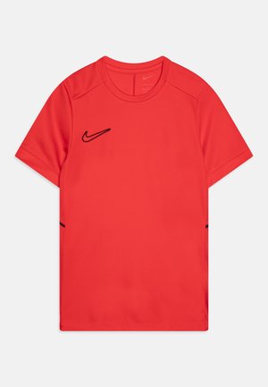 Rdeča Nike majica s kratkimi rokavi, z black logotipom na zgornji levi strani in črnimi detajli na straneh, izdelana iz gladkega, lahkega materiala.