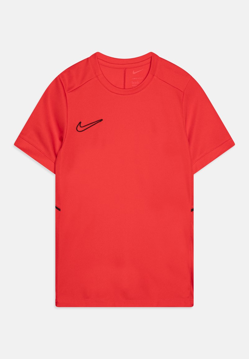 Sarkans Nike T-krekls ar īsām piedurknēm, ar melnu logotipu augšējā kreisajā pusē un melniem akcentiem sānos, izgatavots no gludas, vieglas auduma.
