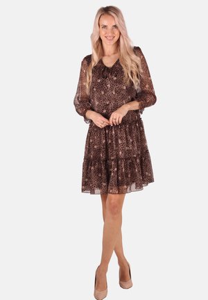 Braun und schwarzes Leopardenmusterkleid mit langen durchsichtigen Ärmeln, V-Ausschnitt und einem gestuften Rock. Hergestellt aus leichtem, strukturiertem Stoff.