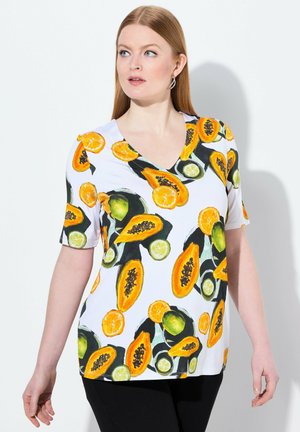 Maglietta a maniche corte con scollatura a V di colore bianco, decorata con una stampa di frutta colorata che include papaye, lime e arance. Tessuto morbido con una vestibilità rilassata.