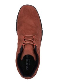 Brązowe zamszowe botki za kostkę z okrągłym noskiem, ciemną gumową podeszwą i sznurowaniem. Wnętrze zawiera czarne wykończenie oraz logo na wkładce.