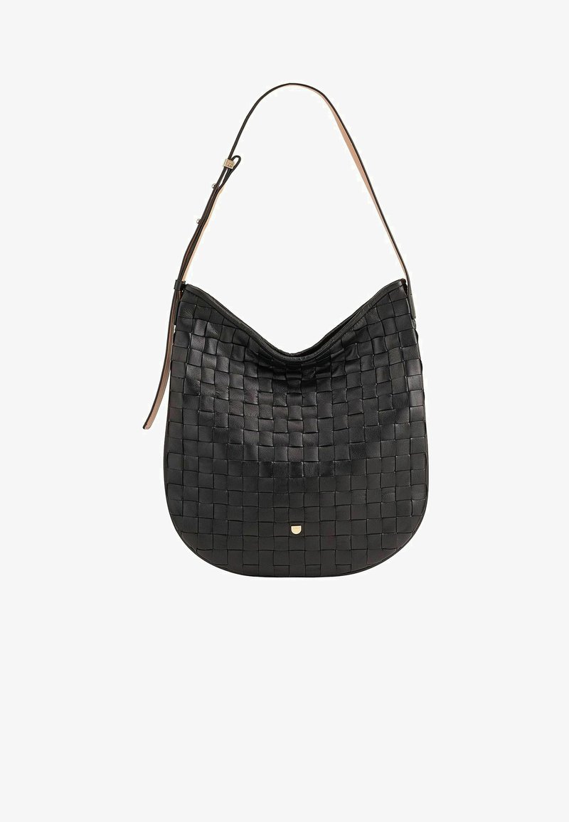 Borsa a mano in pelle intrecciata nera con forma curva, singolo manico regolabile e un accento in metallo dorato alla base.