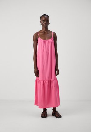 Rochie maxi roz cu un bust gathered, bretele subțiri și o secțiune inferioară cu volane, realizată dintr-un material ușor, cu o textură subtilă.