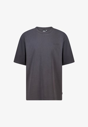 T-shirt en coton gris foncé à manches courtes, col rond côtelé, avec le texte « Stay Wild » dans une police discrète sur le côté supérieur gauche.