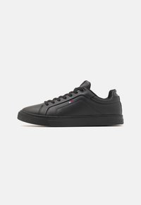 Czarne niskie sneakersy wykonane z gładkiej skóry, z okrągłym noskiem, sznurowanym zapięciem i teksturowaną gumową podeszwą. Oprócz tego mają mały detal w postaci logo.