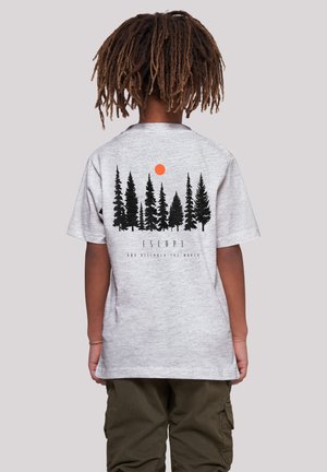 Graues Baumwoll-T-Shirt mit einem Rückendruck von schwarzen Kiefern und einer orangen Sonne, unter dem das Wort "ESCAPE" aufgedruckt ist.