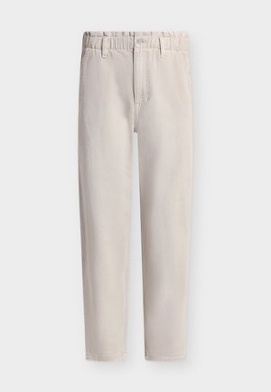 Beige gerade geschnittene Hose mit elastischem Bund, Gürtelschlaufen, Knopfverschluss und Vordertaschen, dargestellt vor einfarbigem Hintergrund.