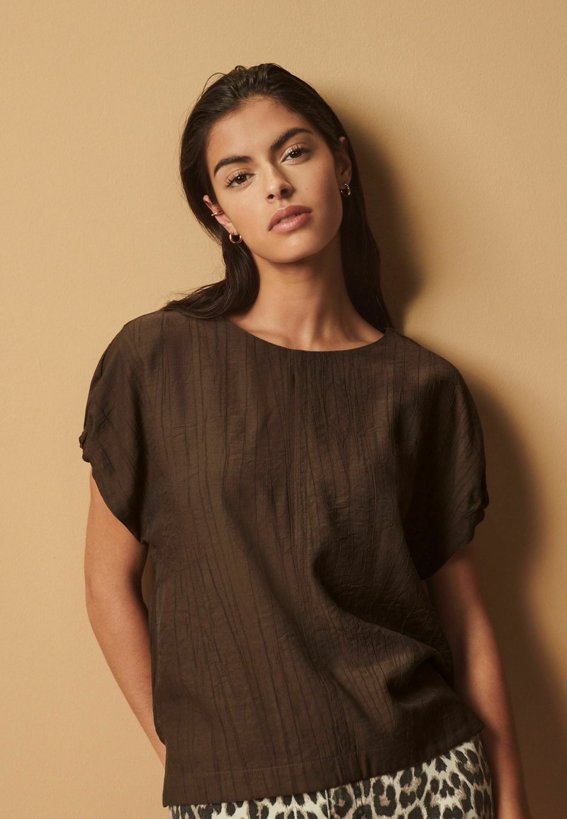 Next GATHERED SHORT SLEEVE TEXTURED BOXY  PETITE - Blus - chocolate brown