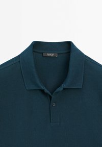 Tealowa koszulka polo z teksturowanej bawełny, z klasycznym kołnierzykiem i zapięciem na trzy guziki. Metka głosi "Massimo Dutti."