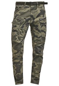 Pantalons cargo camouflage en vert et noir, dotés de multiples poches, passants de ceinture et d'une coupe effil ée. Fabriqués en tissu durable et texturé.