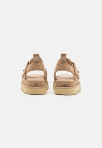 UGG GOLDENSTAR - Sandale s platformom - driftwood