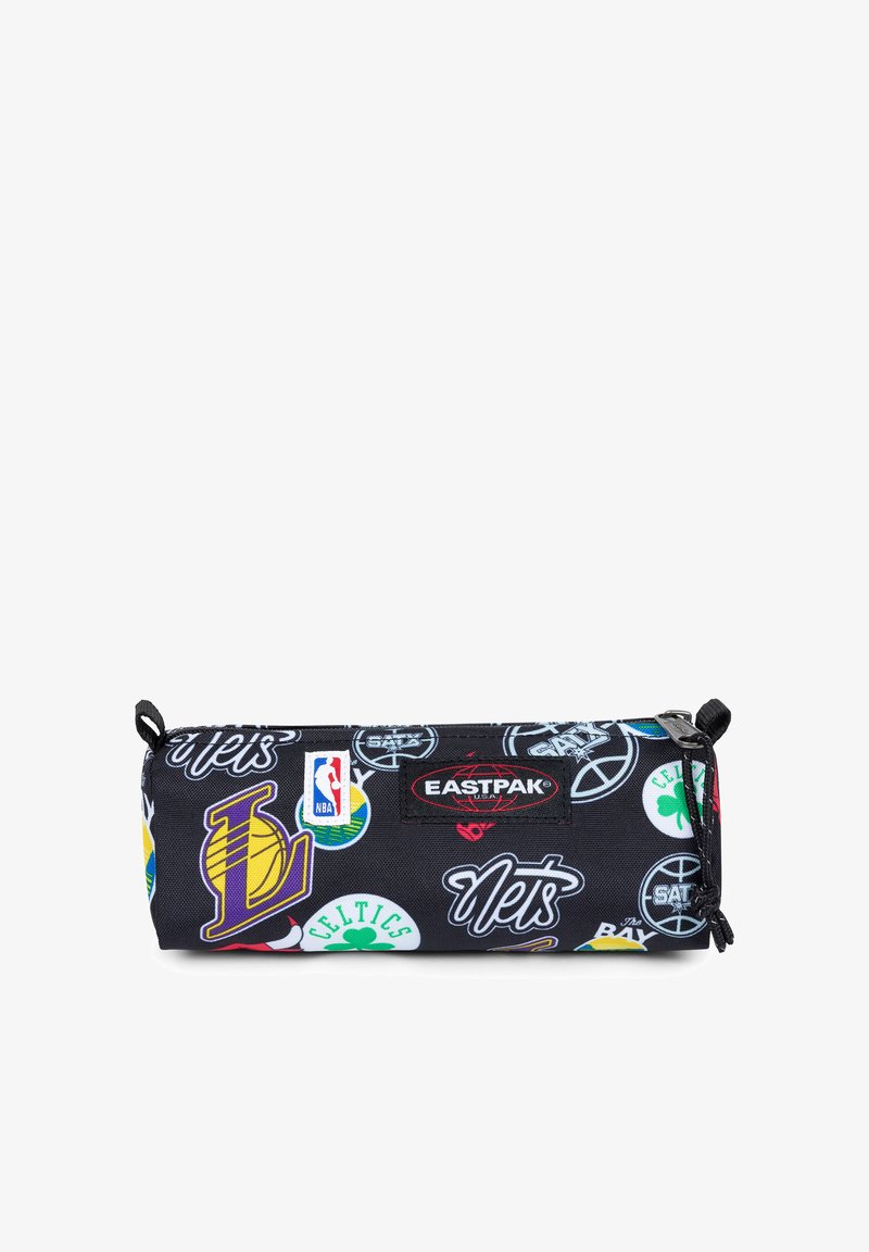 Trousse noire avec logos et motifs des équipes de la NBA, dotée d'une fermeture éclair et d'un patch logo Eastpak sur le côté.