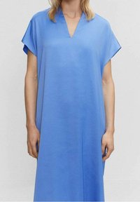 Blaues, lockeres Kleid mit V-Ausschnitt und kurzen Ärmeln. Glatte Textur und knielanges Design, geeignet für Freizeitkleidung.