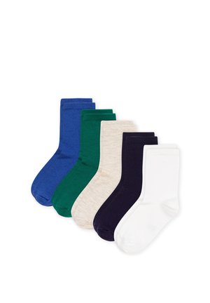 Vijf paar effen crew-sokken in blauw, groen, beige, zwart en wit, naast elkaar gerangschikt op een witte achtergrond.