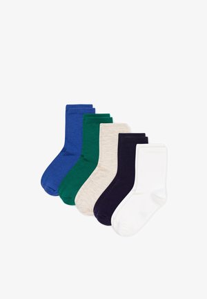 Fünf Paar schlichte Crew-Socken in Blau, Grün, Beige, Schwarz und Weiß nebeneinander auf weißem Hintergrund angeordnet.