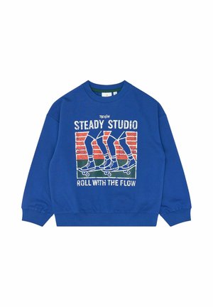 Niebieska bluza z grafiką trzech nóg na deskorolkach oraz tekstem "Steady Studio" i "Roll with the Flow" z przodu.