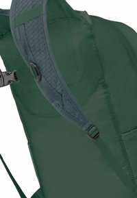 Zaino verde scuro con spallacci imbottiti, cinturini regolabili e tessuto testurizzato sulla tracolla per una maggiore aderenza.