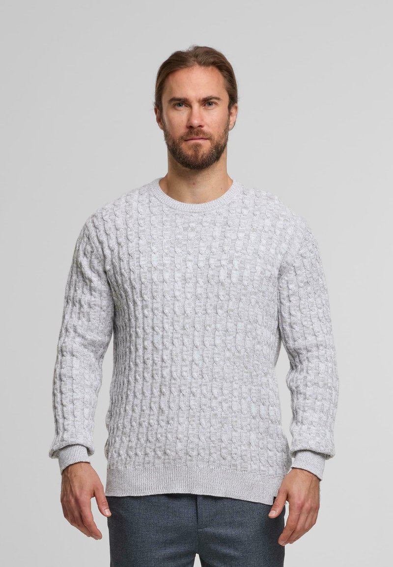 Suéter gris de punto con un patrón de trenzas texturizado, cuello redondo y puños acanalados. El material parece suave y cálido.