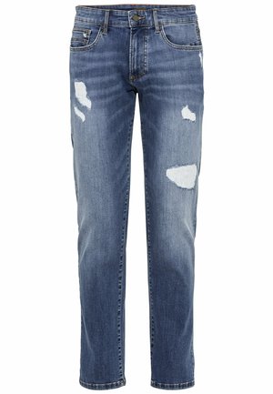Jean en denim bleu avec des patchs usés sur les cuisses avant et un design classique à cinq poches sur fond blanc.