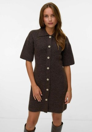 Robe en laine marron à manches courtes, avec un col et de grands boutons beiges sur le devant. Texture lisse, longueur au genou.