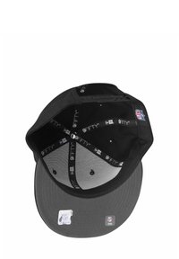 Casquette de baseball noire et grise avec une visière plate. L'intérieur présente un tissu noir avec la marque 9FIFTY et un patch du logo NFL sur le dessous.