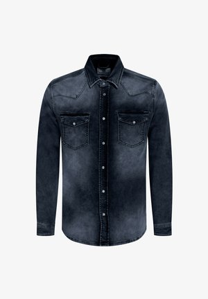 Tamsiai mėlynas džinsinis marškinis ilgomis rankovėmis, užsegamas snap mygtukais, su dviem kišenėmis krūtinėje ir vakarietiško stiliaus siūlėmis. Išblukusi tekstūra visame paveiksle.