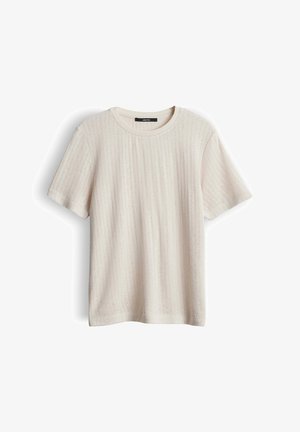 Maglione beige a maniche corte in maglia a coste con scollo rotondo, appeso su sfondo bianco.