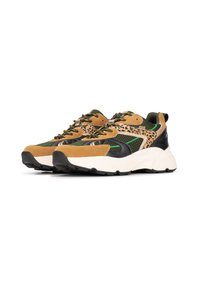 Zapatillas marrones y negras con parte superior de ante y malla texturizada, acentuadas por un estampado de leopardo y detalles en verde. Suela blanca gruesa.