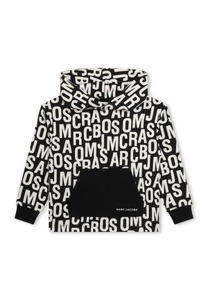 Sort og hvid hættetrøje med store hvide bogstaver over det hele og en sort frontlomme med teksten "MARC JACOBS" i små hvide bogstaver.