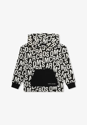 Sort og hvid hættetrøje med store hvide bogstaver over det hele og en sort frontlomme med teksten "MARC JACOBS" i små hvide bogstaver.